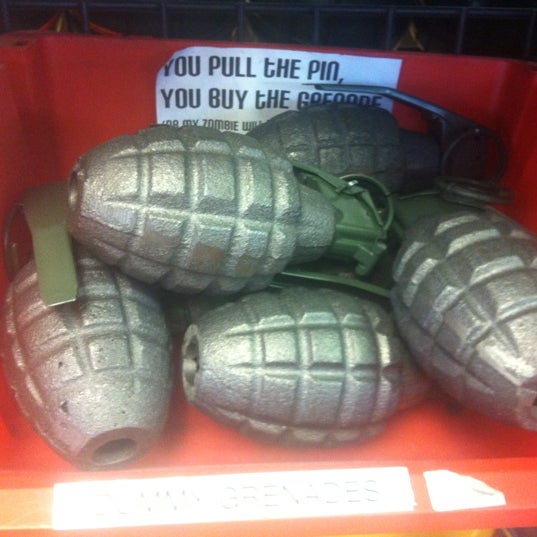 7/27/2012 tarihinde Jt S.ziyaretçi tarafından Zombie Apocalypse Store'de çekilen fotoğraf