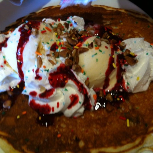 รูปภาพถ่ายที่ Batter Up Pancakes โดย Carmen V. เมื่อ 11/23/2011