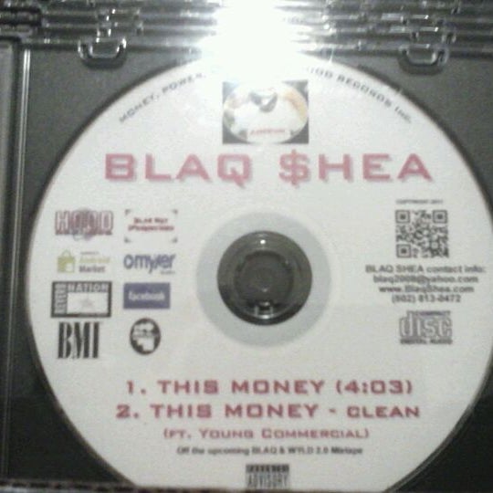 12/29/2011 tarihinde Blaq Shea (aka Mr. Visa) &.ziyaretçi tarafından Phoenix Hill Tavern'de çekilen fotoğraf