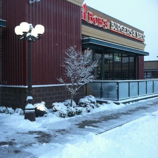 Foto tomada en Bob&#39;s Burgers &amp; Brew  por Erika H. el 1/16/2012