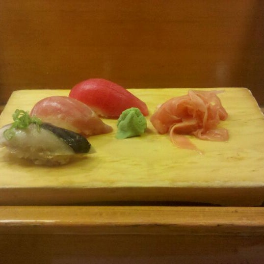 Foto tirada no(a) Jun&#39;s Sushi por Faith U. em 9/18/2011