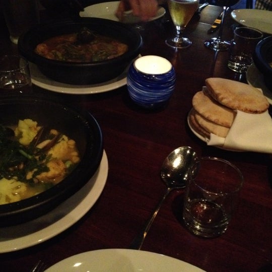 Foto tomada en Saffron Restaurant &amp; Lounge  por elle w. el 5/3/2012