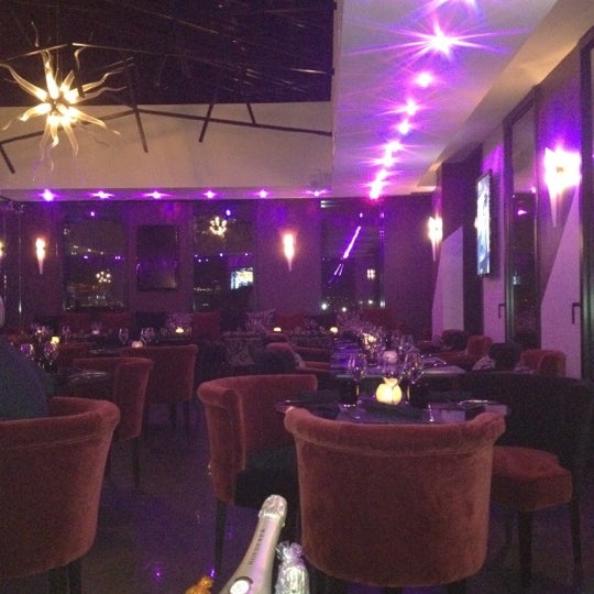 Foto scattata a Vertigo Restaurant - Sky Bar da Brody M. il 12/12/2011