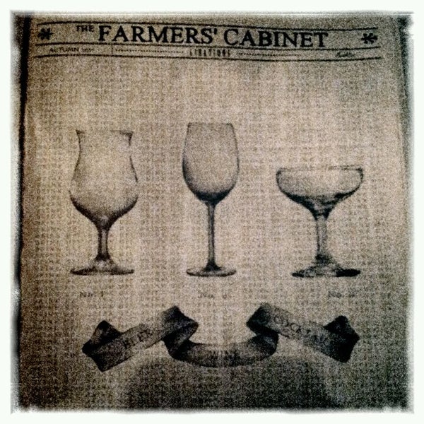 รูปภาพถ่ายที่ The Farmers&#39; Cabinet โดย Blake C. เมื่อ 12/16/2011