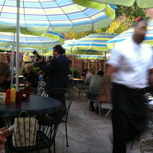 Foto tomada en El Noa Noa Mexican Restaurant  por Matt S. el 9/17/2011
