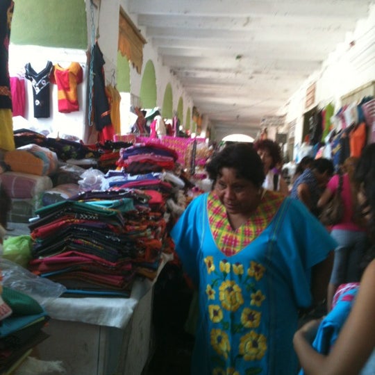 Photo taken at Mercado 5 De Septiembre Juchitán by Pablo B. on 4/15/2012