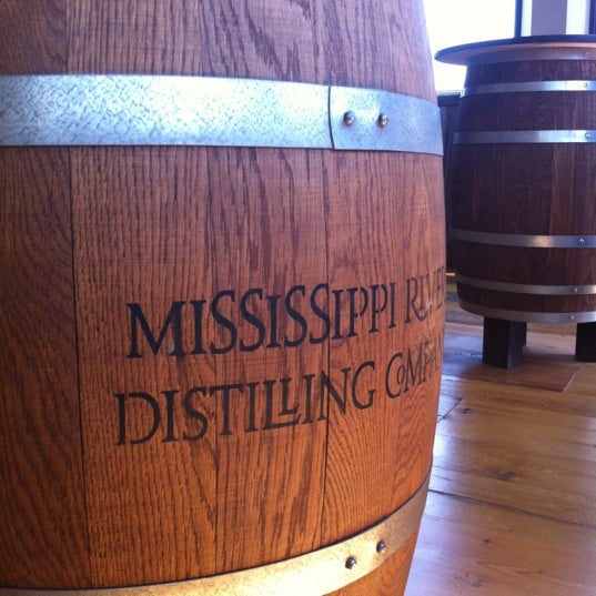 5/27/2012 tarihinde Stephanie B.ziyaretçi tarafından Mississippi River Distilling Company &amp; Cody Road Cocktail House'de çekilen fotoğraf
