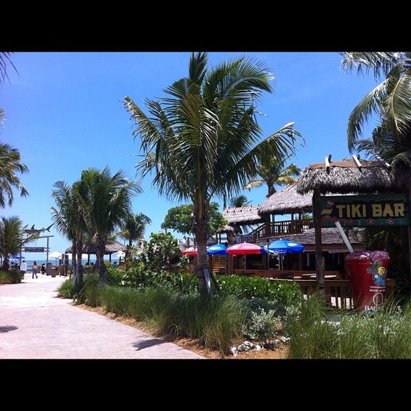 6/9/2012 tarihinde Sam H.ziyaretçi tarafından Tiki Bar'de çekilen fotoğraf