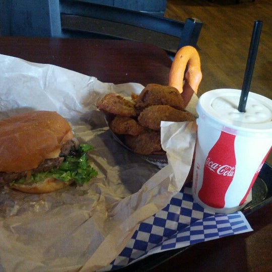 Das Foto wurde bei Blue Moon Burgers Fremont von Stuart B. am 7/5/2012 aufgenommen
