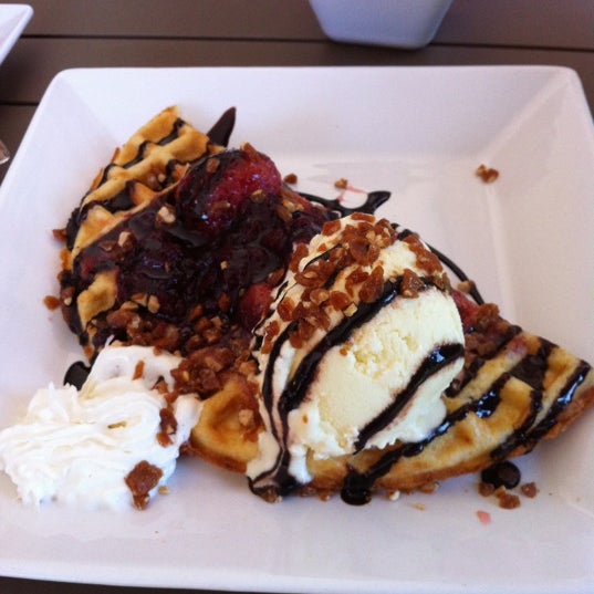 O Waffle de Mixed berries é sensacional e serve duas pessoas. Divida e peça para adicionar outra bola de sorvete.