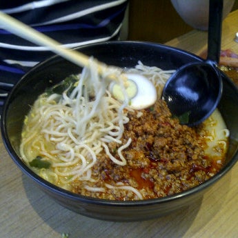 รูปภาพถ่ายที่ Ramen-Ten | Shin Tokyo Sushi™ โดย Aditya A. เมื่อ 1/8/2012