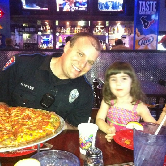Foto tomada en Centercourt Pizza &amp; Brew  por Crissy N. el 3/30/2012