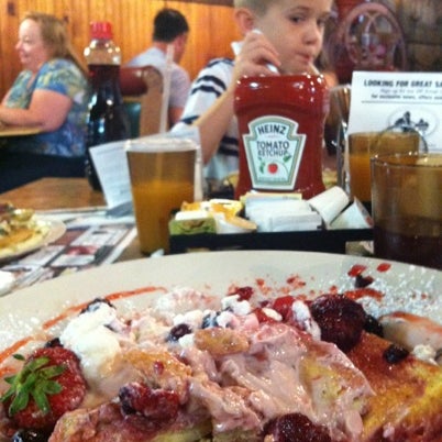 รูปภาพถ่ายที่ The Silo Restaurant and Country Store โดย Noah B. เมื่อ 7/19/2012