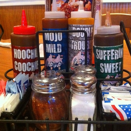 Foto tirada no(a) Red Hot &amp; Blue  -  Barbecue, Burgers &amp; Blues por Joe S. em 10/15/2011