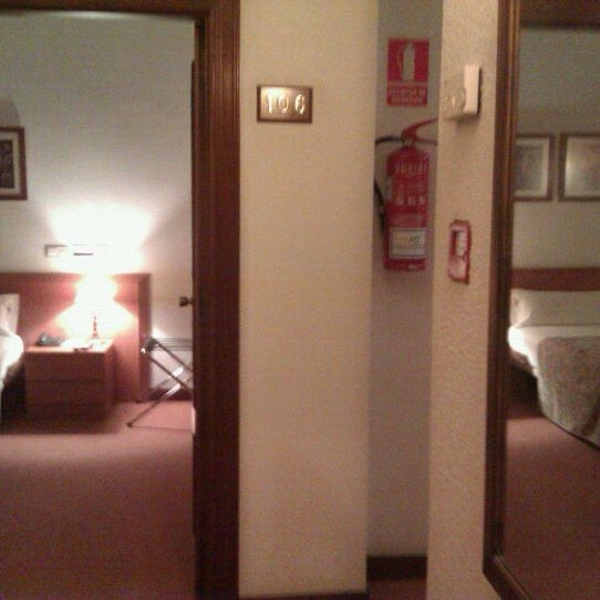 Sabes donde dormir en @hostalgranvia #Vigo