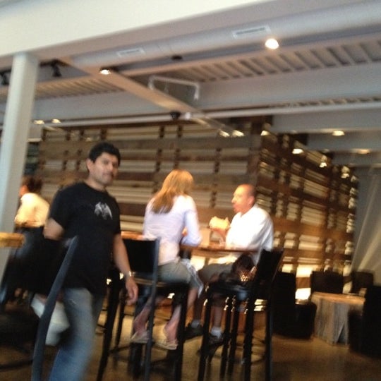 6/9/2012 tarihinde Michael T.ziyaretçi tarafından Growlers Beer Bistro'de çekilen fotoğraf