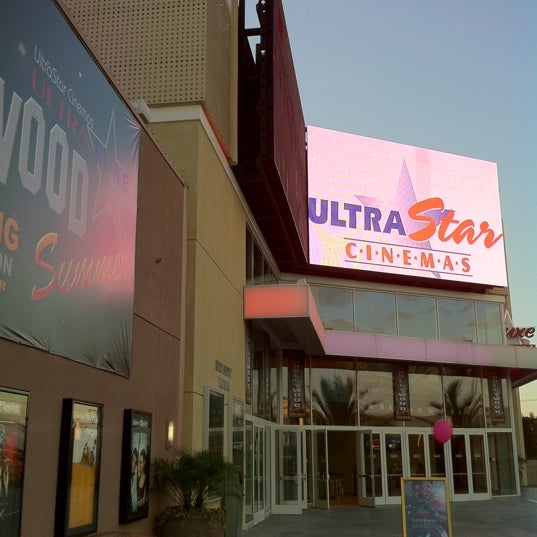 Foto tirada no(a) UltraLuxe Anaheim Cinemas at GardenWalk por Jon W. em 7/25/2011
