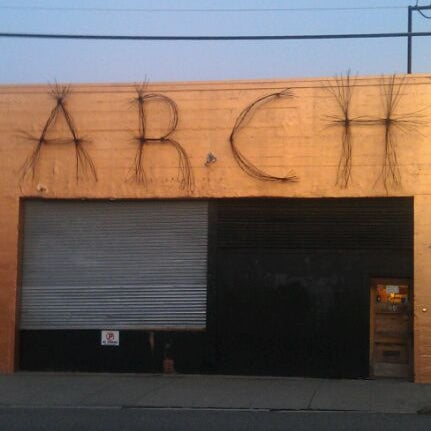 1/27/2012 tarihinde Leslie T.ziyaretçi tarafından Arch Art and Drafting Supplies'de çekilen fotoğraf