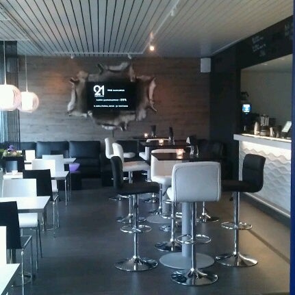 Foto tirada no(a) Cafe &amp; Bar 21 por Pekka M. em 9/1/2012