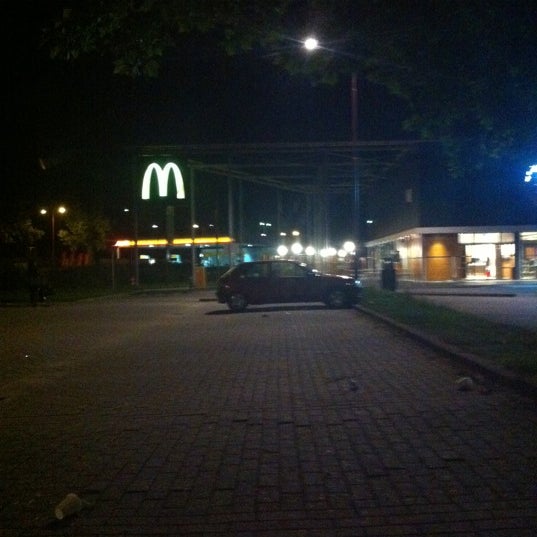 รูปภาพถ่ายที่ McDonald&#39;s โดย Bas v. เมื่อ 7/10/2011