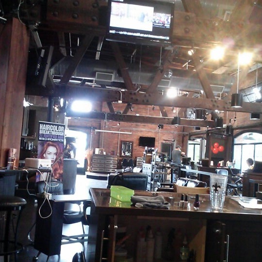 8/24/2012 tarihinde Donna P.ziyaretçi tarafından The Junction Salon &amp; Bar'de çekilen fotoğraf