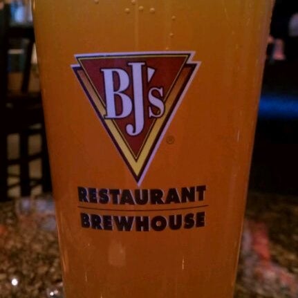 Photo taken at BJ&#39;s Restaurant &amp; Brewhouse by Quentin W. on 10/1/2011