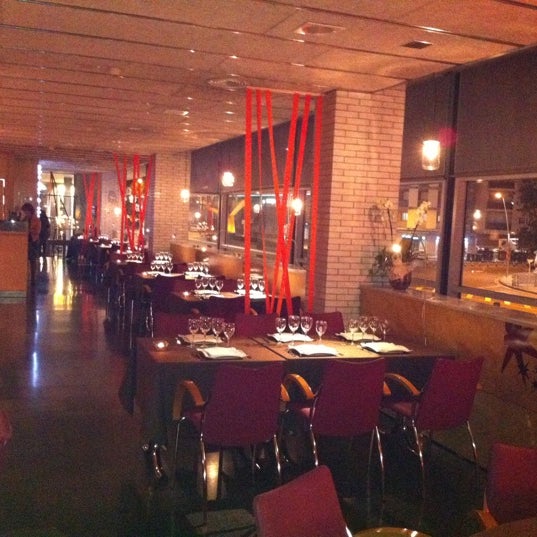 รูปภาพถ่ายที่ IMAGINATRIUM - Restaurant Atrium โดย Gina d. เมื่อ 11/18/2011