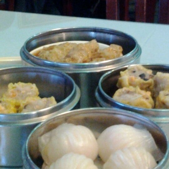 Photo prise au Harbor Palace Seafood Restaurant par Khuong D. le2/18/2012