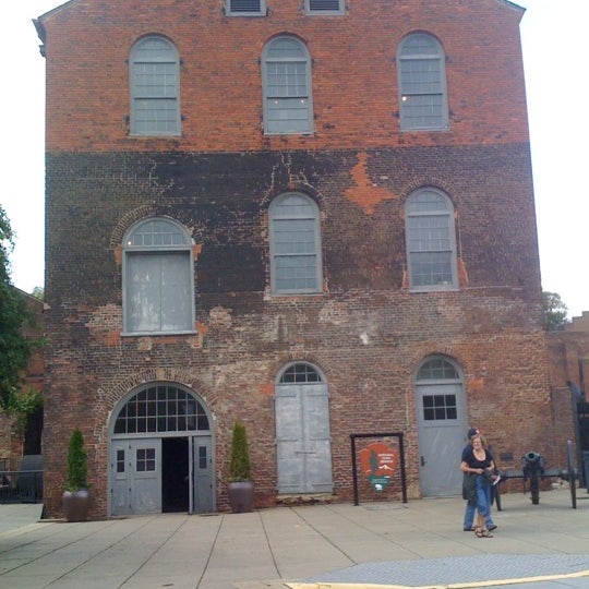 Foto tirada no(a) The American Civil War Center At Historic Tredegar por Christie B. em 9/27/2011