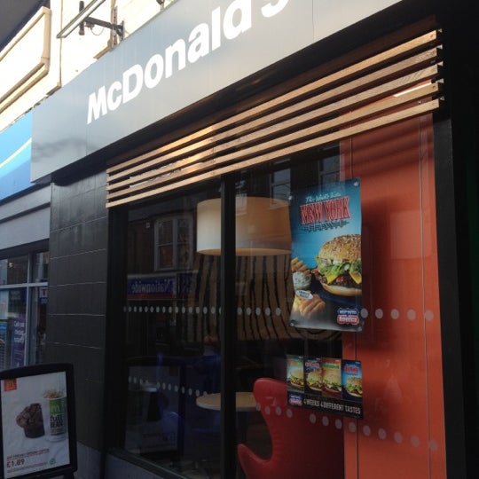 รูปภาพถ่ายที่ McDonald&#39;s โดย Miles B. เมื่อ 5/28/2012