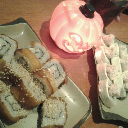 รูปภาพถ่ายที่ Sushi Akky โดย Kndy C. เมื่อ 10/30/2011