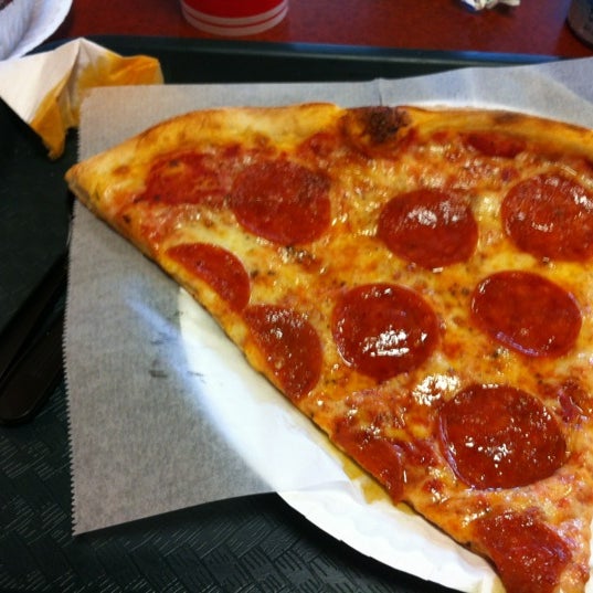 Foto tirada no(a) Sergio&#39;s Pizza of Wakefield por Jonathan R. em 7/11/2012