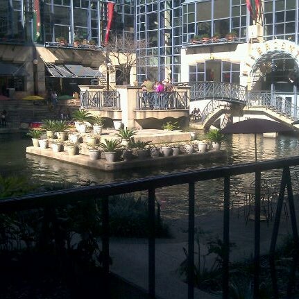 รูปภาพถ่ายที่ Luciano Express- Rivercenter Mall โดย Samantha D. เมื่อ 1/7/2012