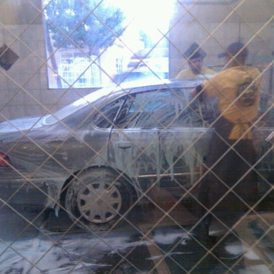 Foto scattata a Tower Car Wash da Laurence B. il 12/20/2011