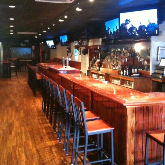 Photo prise au The Docksider Pub &amp; Restaurant par Anthony W. le2/16/2012