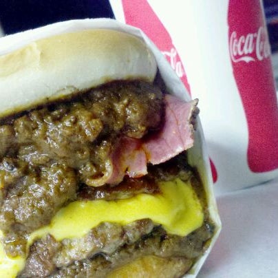 Снимок сделан в Willie&#39;s Burgers пользователем Justin I. 10/2/2011