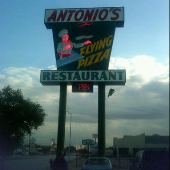 Снимок сделан в Antonio’s Flying Pizza and Italian Restaurant пользователем Marsha R. 12/1/2011
