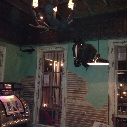 3/13/2012 tarihinde Shannon V.ziyaretçi tarafından Lustre Pearl Bar'de çekilen fotoğraf