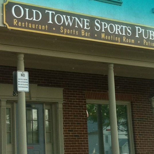 Foto tirada no(a) Old Towne Sports Pub por Misstie P. em 8/23/2012