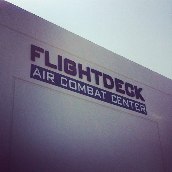 Снимок сделан в Flightdeck Air Combat Center пользователем Vanessa N. 6/1/2012