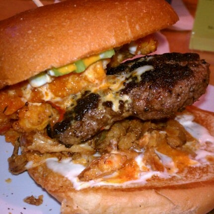 Foto tirada no(a) Crave Real Burgers por Darren S. em 7/25/2012