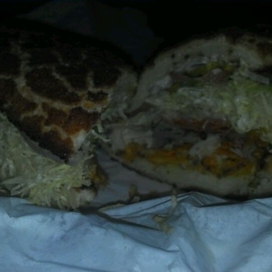 รูปภาพถ่ายที่ Bite Me Sandwiches โดย Myra A. เมื่อ 3/12/2012