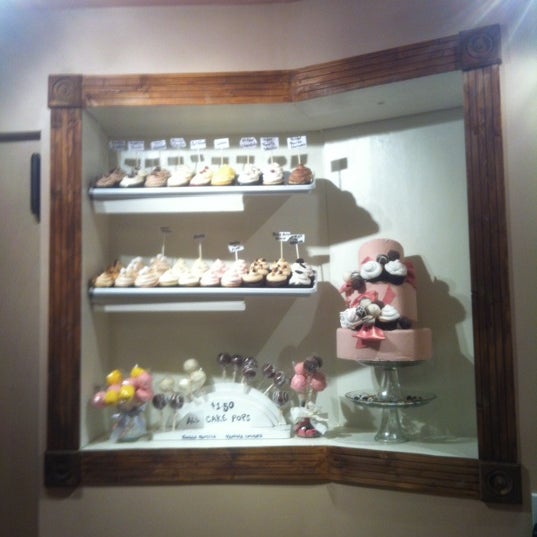 11/27/2011에 Nicole A.님이 Sweet Themez Cake &amp; Cupcake에서 찍은 사진