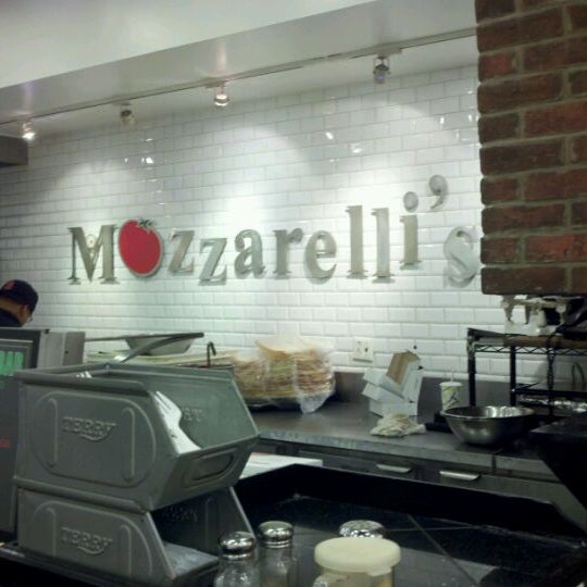 รูปภาพถ่ายที่ Mozzarelli&#39;s โดย Todd B. เมื่อ 1/30/2012