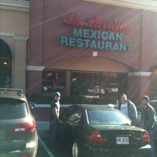 Foto scattata a La Parrilla Mexican Restaurant da Tj W. il 11/18/2011
