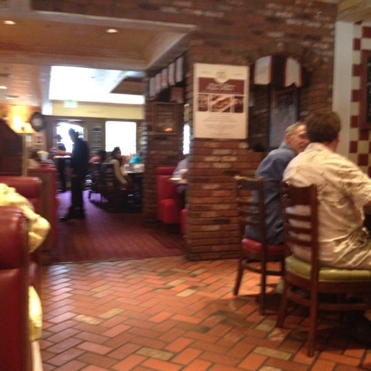 Foto tirada no(a) Mimi&#39;s Cafe por Leslie P. em 4/8/2012