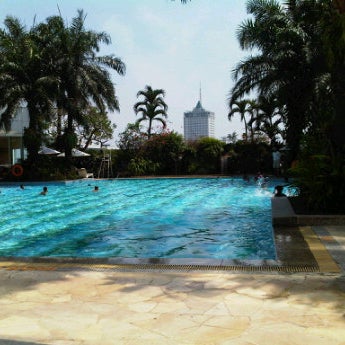 Das Foto wurde bei Poolside - Hotel Mulia Senayan, Jakarta von Iwan R. am 8/26/2012 aufgenommen