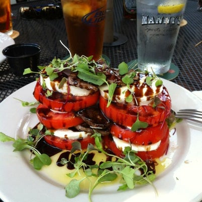 Photo taken at Manny&#39;s Sports Tavern and Grill by Lezlie W. on 7/23/2012