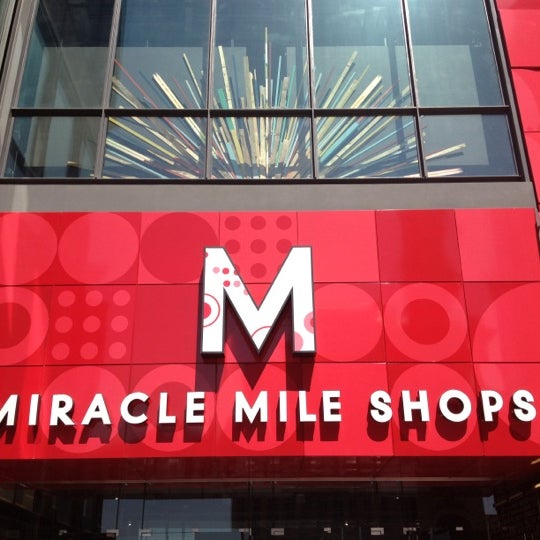 5/30/2012 tarihinde Jenny N.ziyaretçi tarafından Miracle Mile Shops'de çekilen fotoğraf