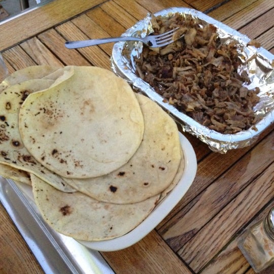Foto diambil di El Saudí Tacos y Tortas Arabes oleh Emilio pada 6/10/2012